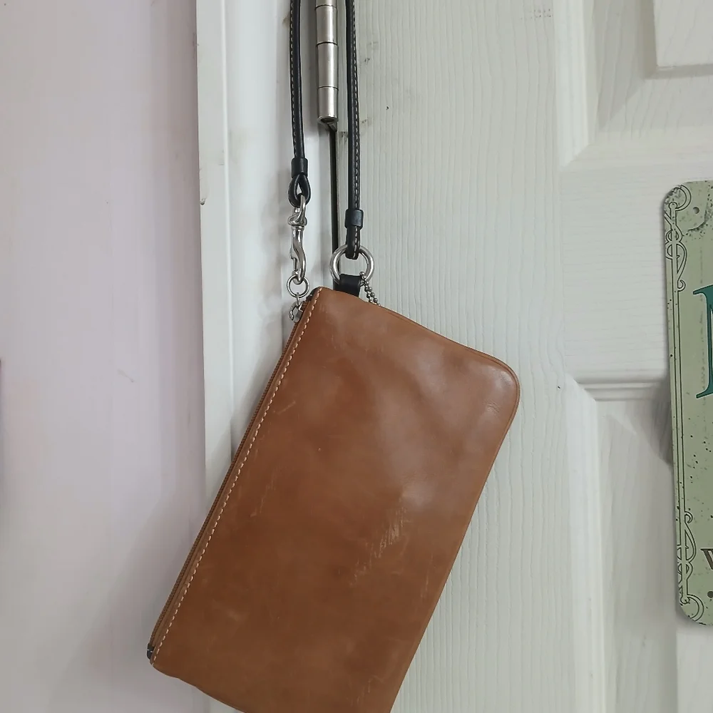 VTG COACH Soho British Tan Leather Wristlet Clutch Snap Front Flap Pocket Buckle - Picture 3 of 15